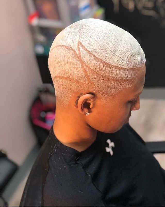 Coupe de cheveux à la coupe platine pour... femmes